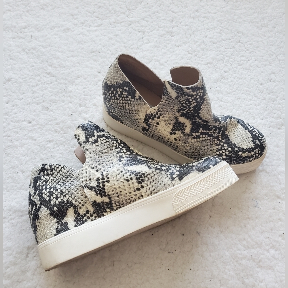 Steve Madden Women’s Wrangle snake print platform high top sneakers US 7 M